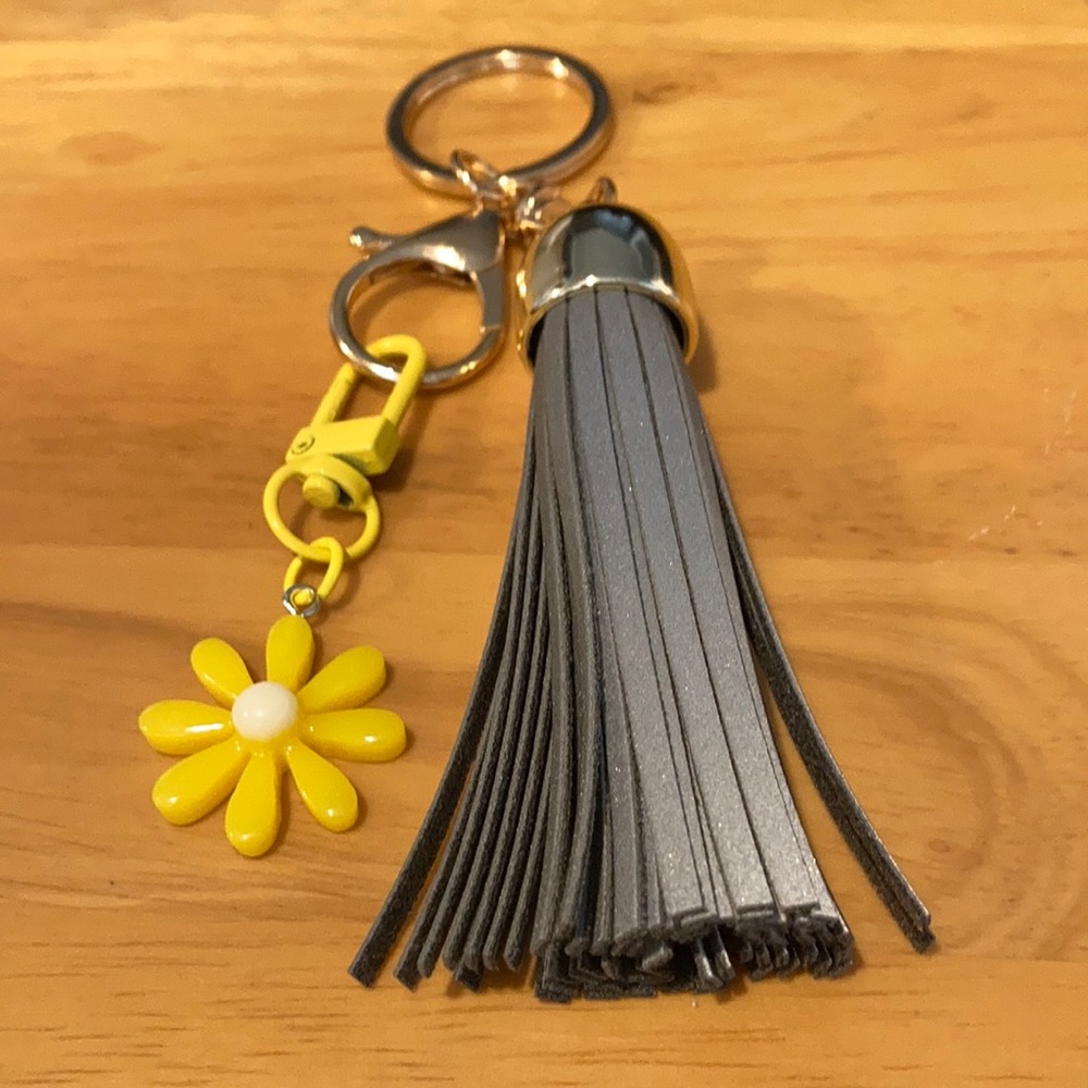 Gold tone keychain reflective tassel daisy charm